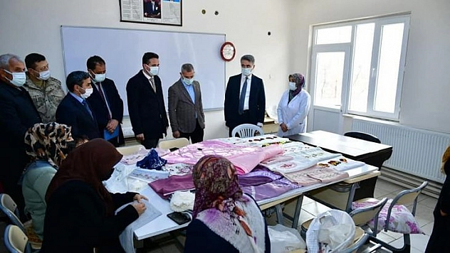 Vali Baruş, halı dokuma kursunda