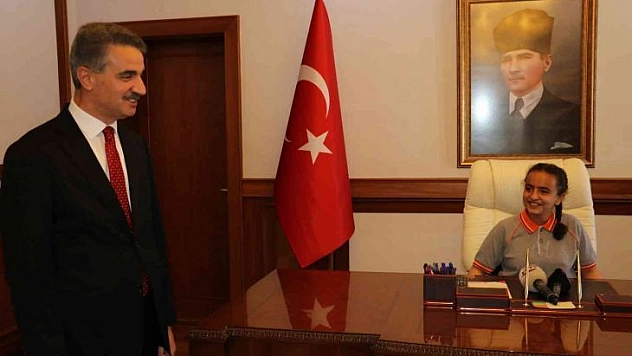 Vali Baruş, koltuğunu 4'inci sınıf öğrencisi Sude'ye devretti