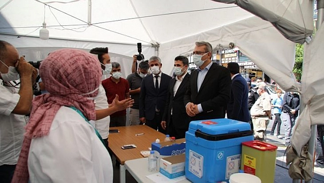 Vali Ekinci, aşı uygulama noktasında vatandaşlarla bir araya geldi