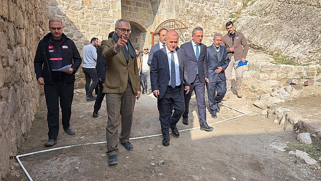 Vali Hatipoğlu,  Fetih Mescidi'ndeki restorasyon çalışmalarını inceledi