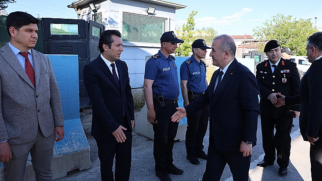 Vali Hatipoğlu, görevi başındaki personellerle bayramlaştı
