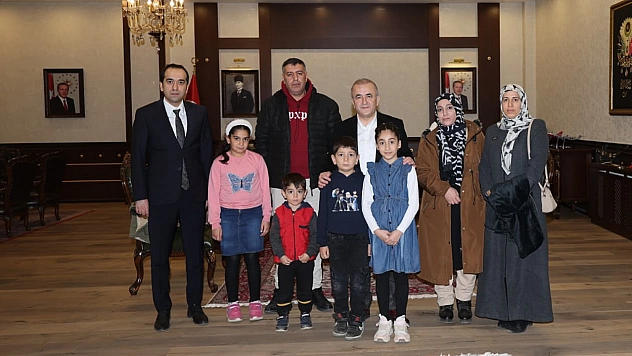 Vali Hatipoğlu'ndan bayrağa sahip çıkan çocuklara ödül