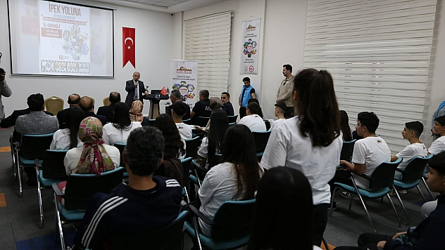 Vali Hatipoğlu, Öğrencilerle İpekyolu Merkezi'nde Bir Araya Geldi