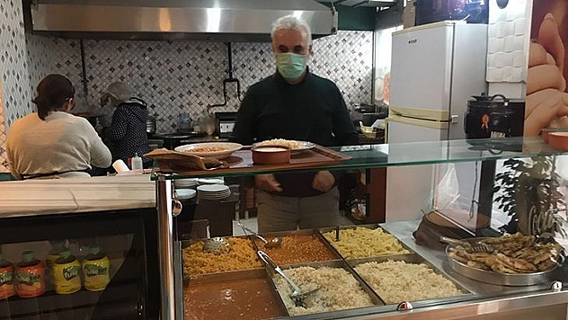 Vatandaş Doysun Diye 3 Çeşit Yemeği 10 Liradan Satmaya Başladılar