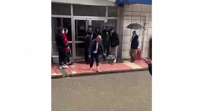 Vatandaşlar Karşıdan Karşıya Geçerken Zor Anlar Yaşadı