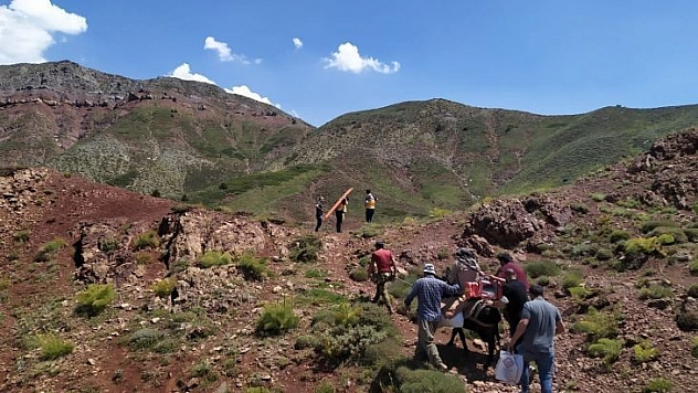 Vefakar sağlıkçılar, 2 bin 500 rakımdaki hastaya yaya ulaştı, ambulans helikopterle hastaneye gönderildi
