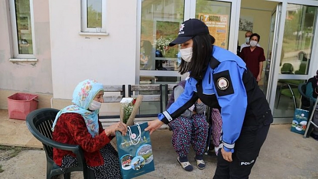 Vefalı eller, Anneler Günü için görevde