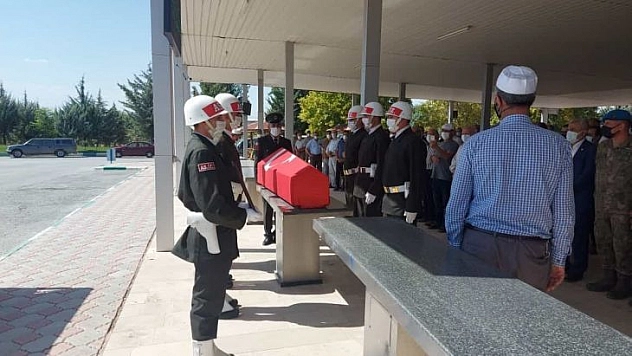 Vefat eden Arar için askeri tören