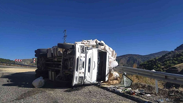 Virajı alamayan saman yüklü kamyon devrildi