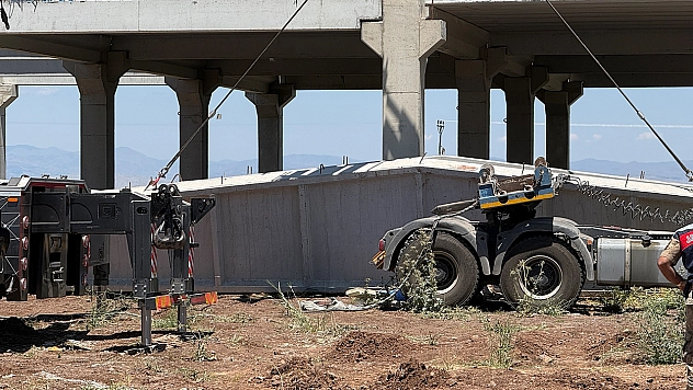 Yaklaşık 15 tonluk beton blok altında kaldılar