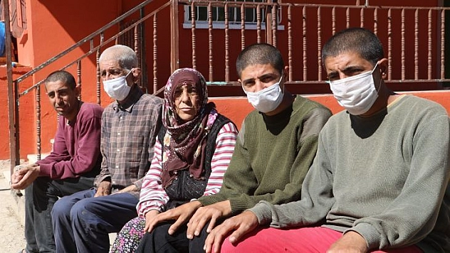 Yarım asırdır engelli kocası ve çocuklarına bakıyor