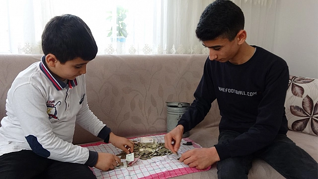 Yaşları küçük ama gönülleri büyük, kumbaralarını depremzedeler için bağışladılar