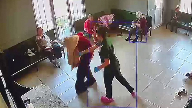 Yaşlı bakım merkezinde skandal görüntüler: Hastaya şiddet ve tükürme kamerada