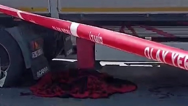 Yaşlı Kadın Tırın Altında Kalarak Can Verdi... Feci Kaza Kamerada