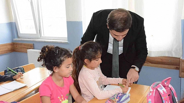 Yedisu'da 431 öğrenciye kırtasiye seti hediye edildi