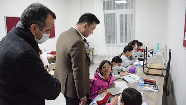 Yedisu Kaymakamı Kaya, öğrencilerle vakit geçirdi