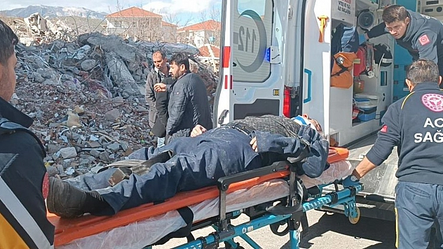 Yıkılan Binaların Fotoğrafını Çekerken Minibüs Çarptı