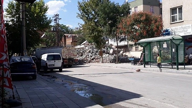 Yıkım esnasında göçük meydana geldi, iş makinası enkaz altında kaldı