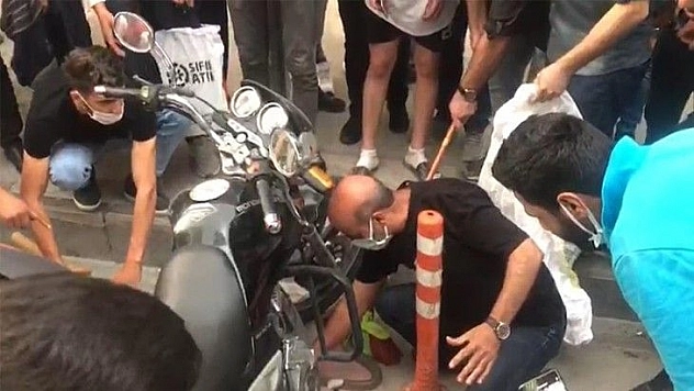 Yılan motosikletle şehre geldi