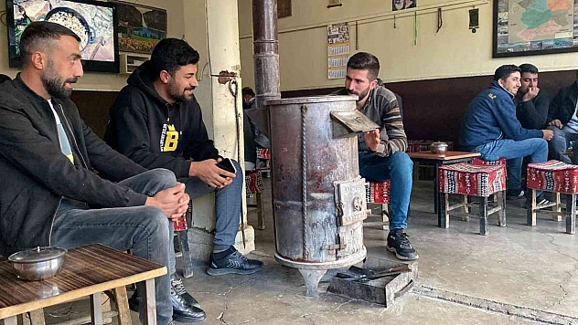 Yılın 6 ayını kar altında geçiren Karlıova'da, sobalar tütmeye başladı