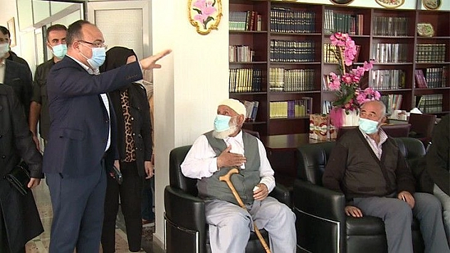 Yırık Ailesi, Huzurevi Sakinleri İle Bir Arada