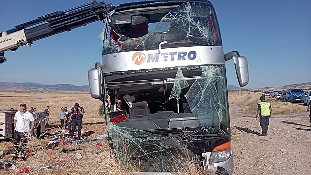 Yolcu otobüsü devrildi: 46 yaralı