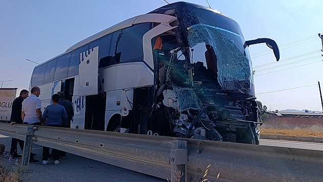 Yolcu otobüsü kamyonete çarptı: 1 ölü, 15 yaralı