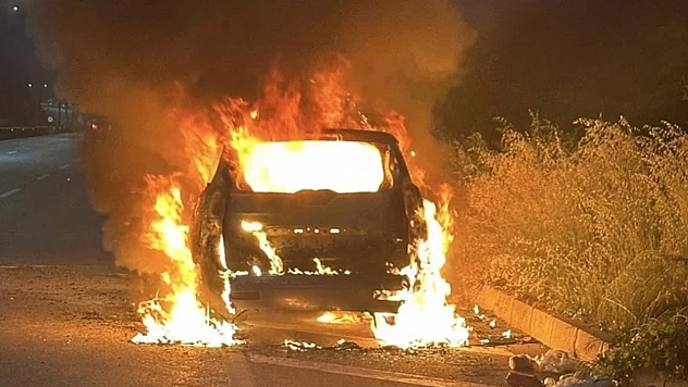 Yolculuğu kabusa döndü: Yanan otomobilde altın aradı