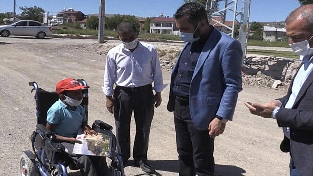 Yolda karşılaştığı başkandan akülü araç isteyen engelli Veysel'e bayram sürprizi