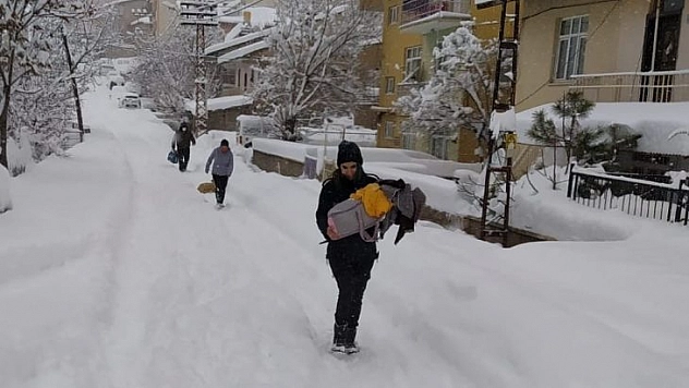 Yollar kapanınca hastalanan bebeği zabıta hastaneye ulaştırdı