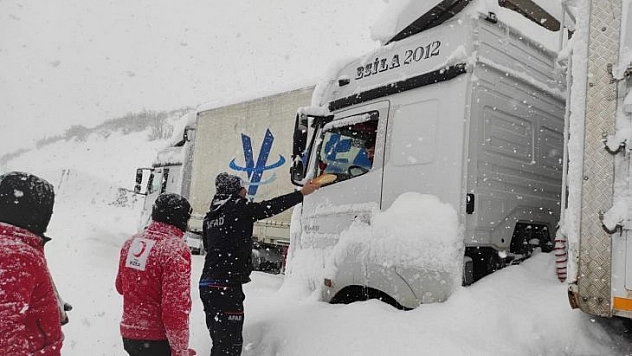 Yollarda mahsur kalanlara kumanya desteği verildi