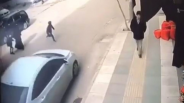 Yolun karşısına geçmek isteyen çocuğa araç çarptı, kaza anı güvenlik kamerasına yansıdı