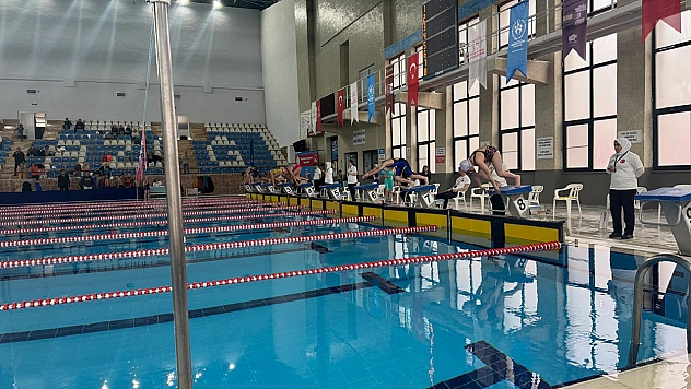 Yüzücüler Elazığ'da yarıştılar