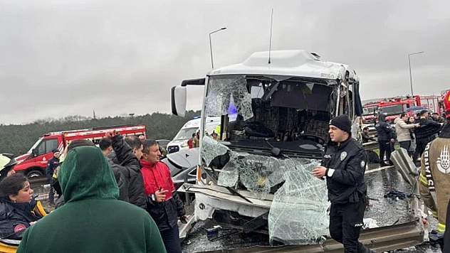 zincirleme kaza: 1 polis şehit oldu, 16 kişi yaralandı