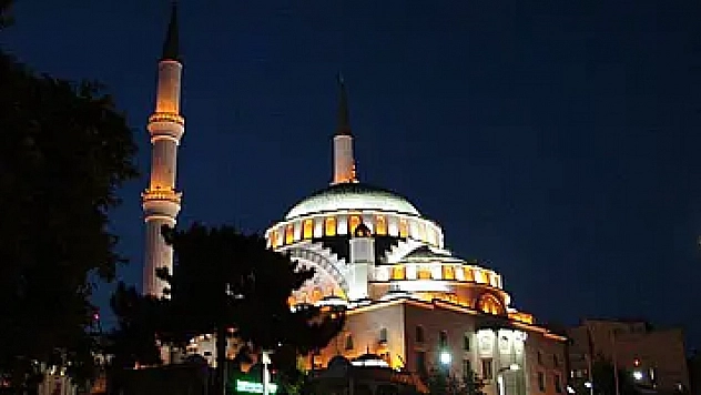 Elazığ'da Yılın İlk Teravihi: Camiler Dolup Taştı!