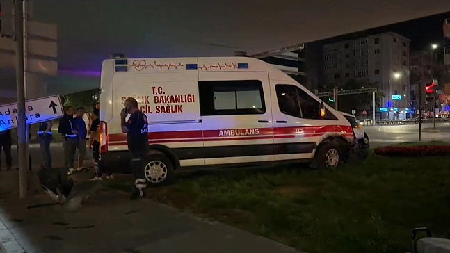 Ambulans ile otomobil çarpıştı: 6 yaralı