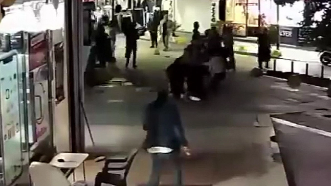 Anne ve kızı cadde ortasında darp edildi