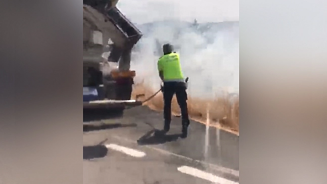 Elazığ'da otluk yangına trafik polisinden beton mikserli müdahale