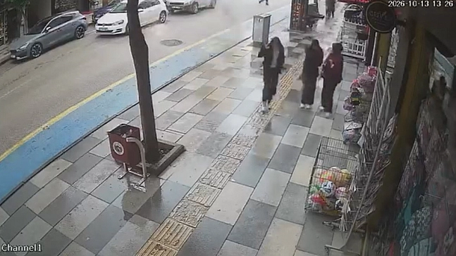 Elazığ'da yoldan geçenler büyük panik yaşadı