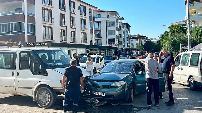 Elazığ'da zincirleme kaza: Motosiklet çarpan kadın yaralandı