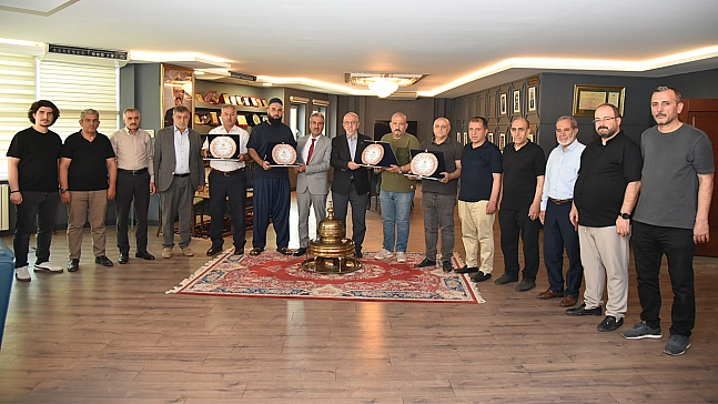 Elazığ Ticaret Borsası'nda emek veren meclis üyelerine teşekkür plaketi