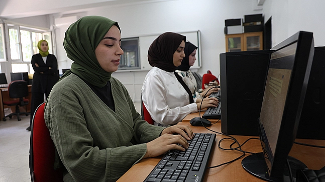 Geleceğin Katipleri Klavye Kursunda Hayallerine Hazırlanıyor