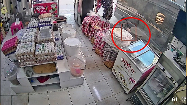 Korku dolu anlar: 4 Yaşındaki çocuk kamyonetin altında kaldı