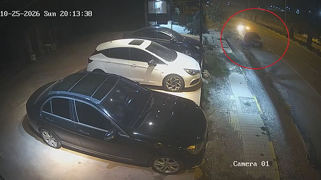 Seyir halindeki otomobil, park halindeki araca ok gibi saplandı