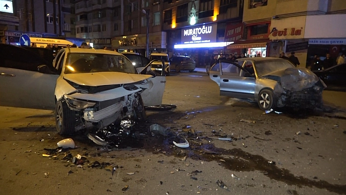 Dur ihtarına uymayan ehliyetsiz sürücü kaza yaptı