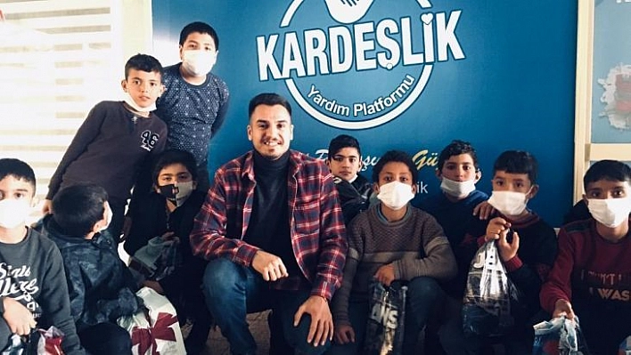 'Göçmen değil kardeşiz' sloganı ile yardıma konuşuyorlar