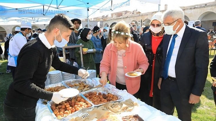 'Kayısı Çiçeği Şenliği' konukları Battalgazi'ye hayran kaldı