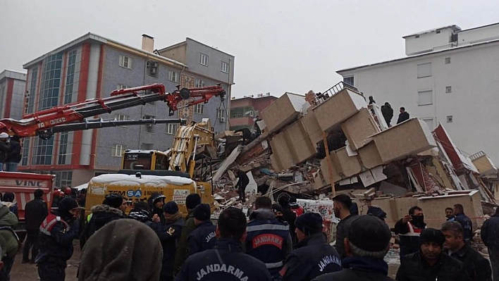 10 İlde Etkili Olan 7.4'lük Depremde Hayatını Kaybedenlerin Sayısı 284'e Yükseldi