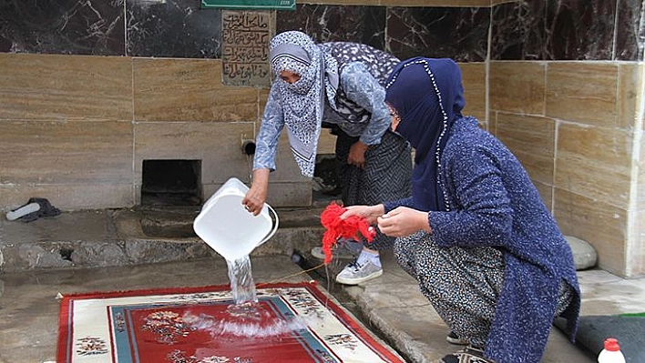 110 Yıllık Çeşmede Bayram Öncesi Halılar Yıkanmaya Başlandı