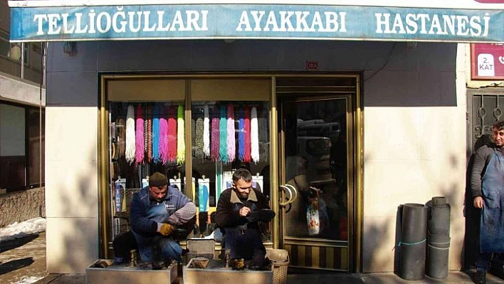 16 metrekarelik 'Ayakkabı hastanesinde' 6 kişi evine ekmek götürüyor